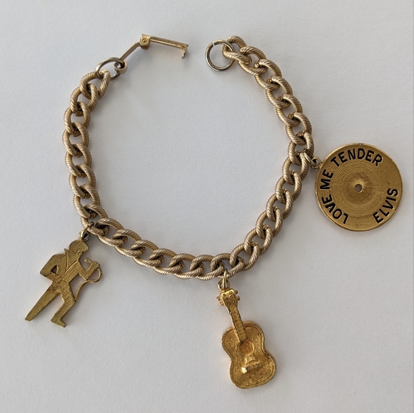 VTG SIGNED 1977 ELVIS GOLD TONE CHARM BRACELET - Picture 2 of 10